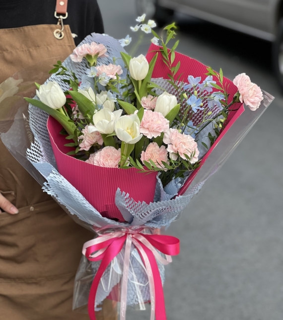 Tulip Trắng & Cẩm Chướng Hồng – Dịu Dàng Thanh Xuân