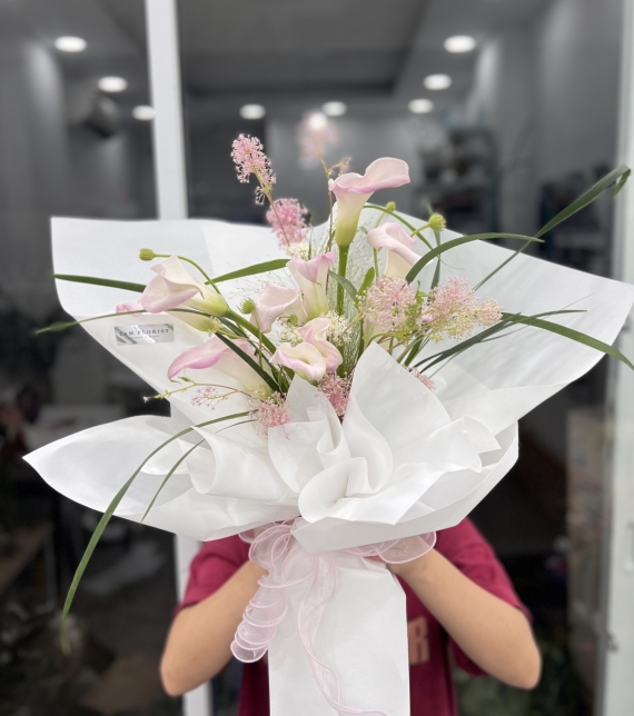 Bó Calla Lily hồng nhẹ nhàng