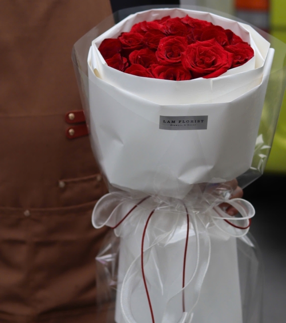 “Đỏ Vĩnh Cửu – Bó Hồng Ecuador Dáng Tròn Sang Trọng”