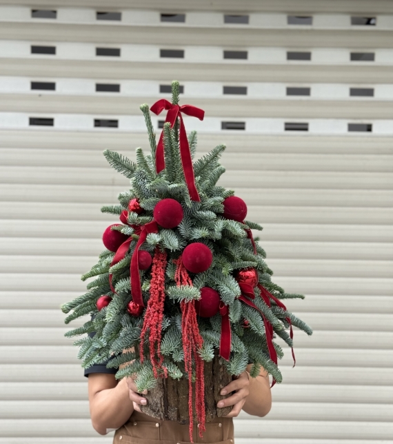  “Crimson Noel” – Cây Thông Giáng Sinh Đan Mạch