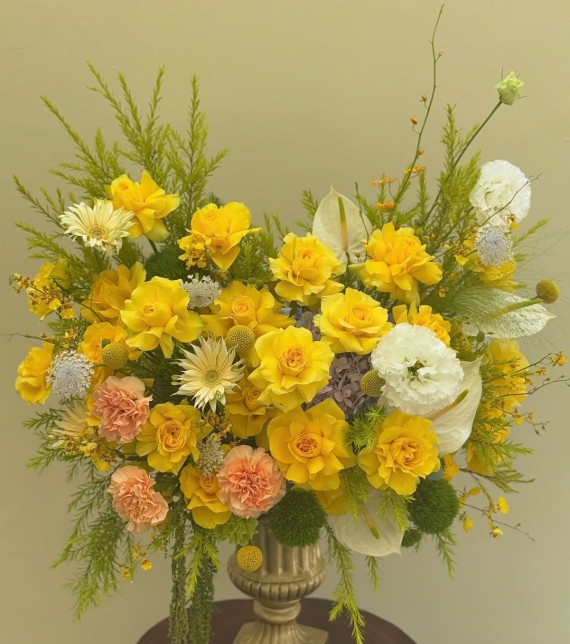 Bình hoa tone vàng sang trọng