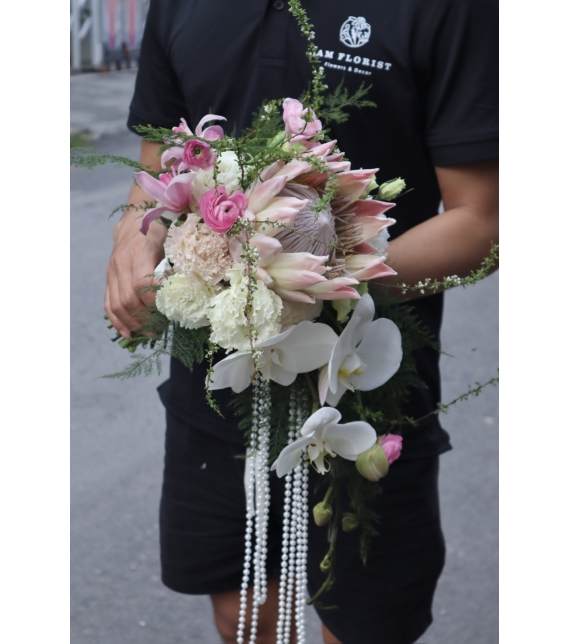 💍 “Lời Thề Mùa Hoa – Bridal Waterfall Bouquet”