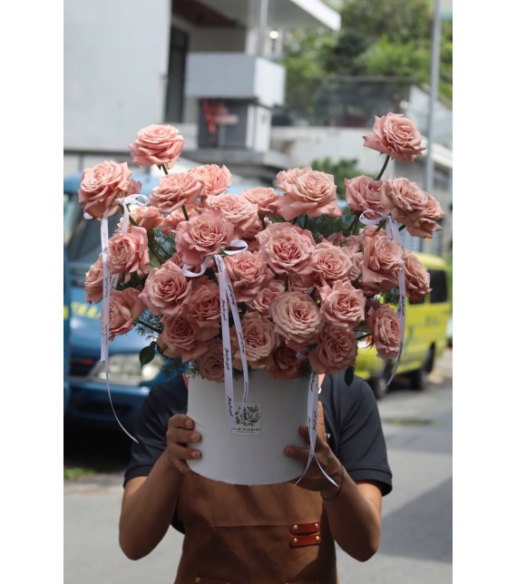 “Capuchino Ngọt Lịm – Hộp Hoa Của Sự Tinh Tế & Sang Trọng”