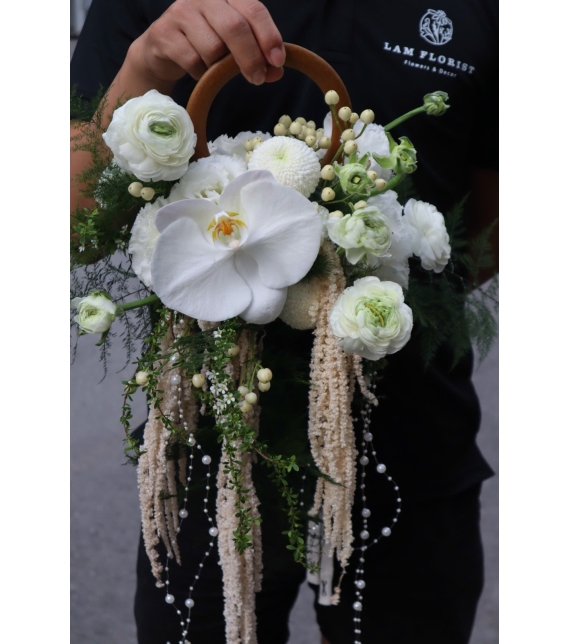 💍 “Duyên Trắng Thanh Khiết – Hoa Cưới Quai Xách”