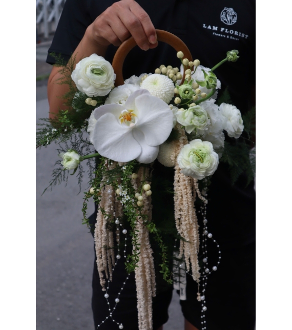 💍 “Duyên Trắng Thanh Khiết – Hoa Cưới Quai Xách”