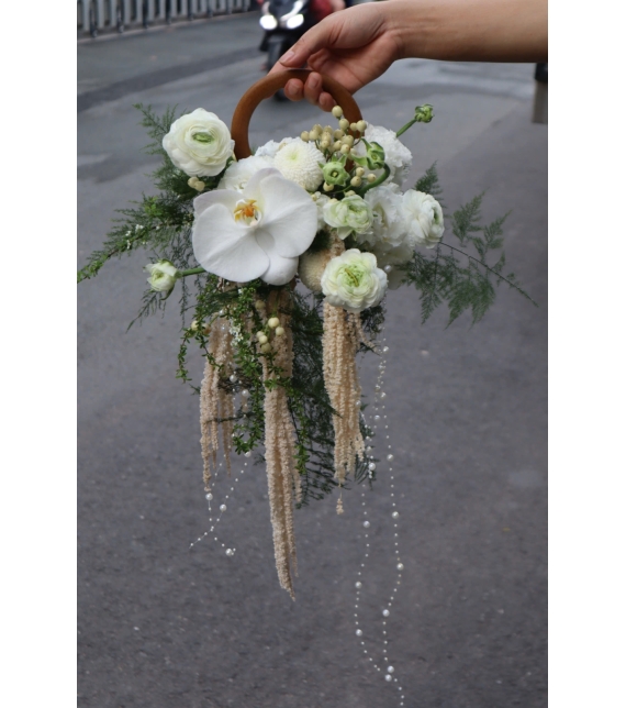 💍 “Duyên Trắng Thanh Khiết – Hoa Cưới Quai Xách”