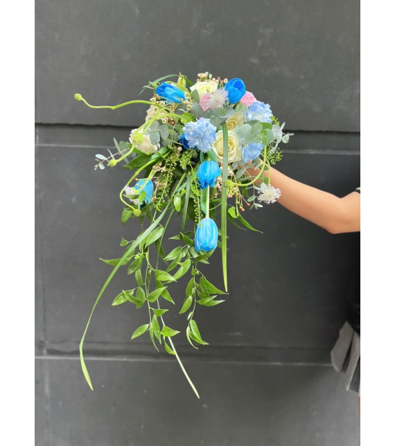 Hoa cưới dáng suối tone xanh