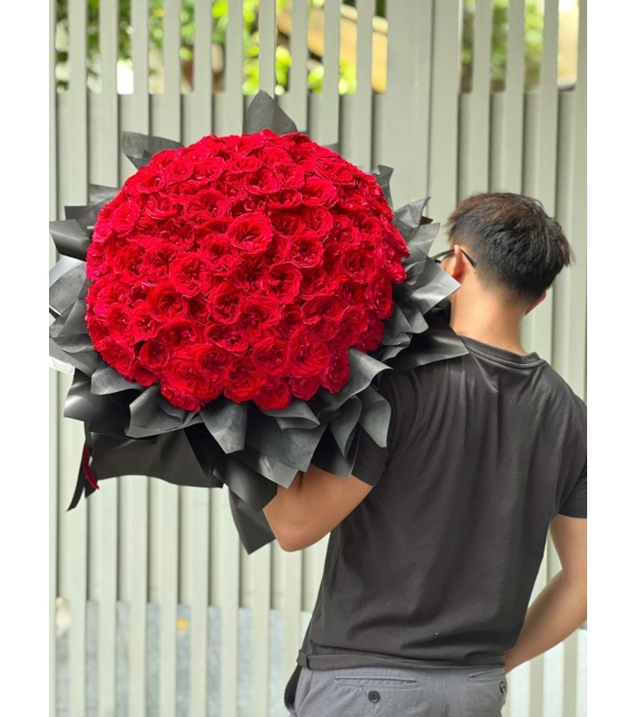 Bó hoa 99 bông hồng đỏ giấy đen